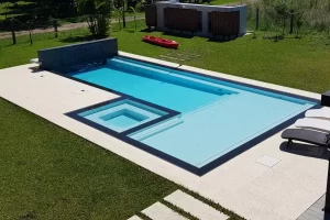 Piscina con agua cristalina gracias a mantenimiento