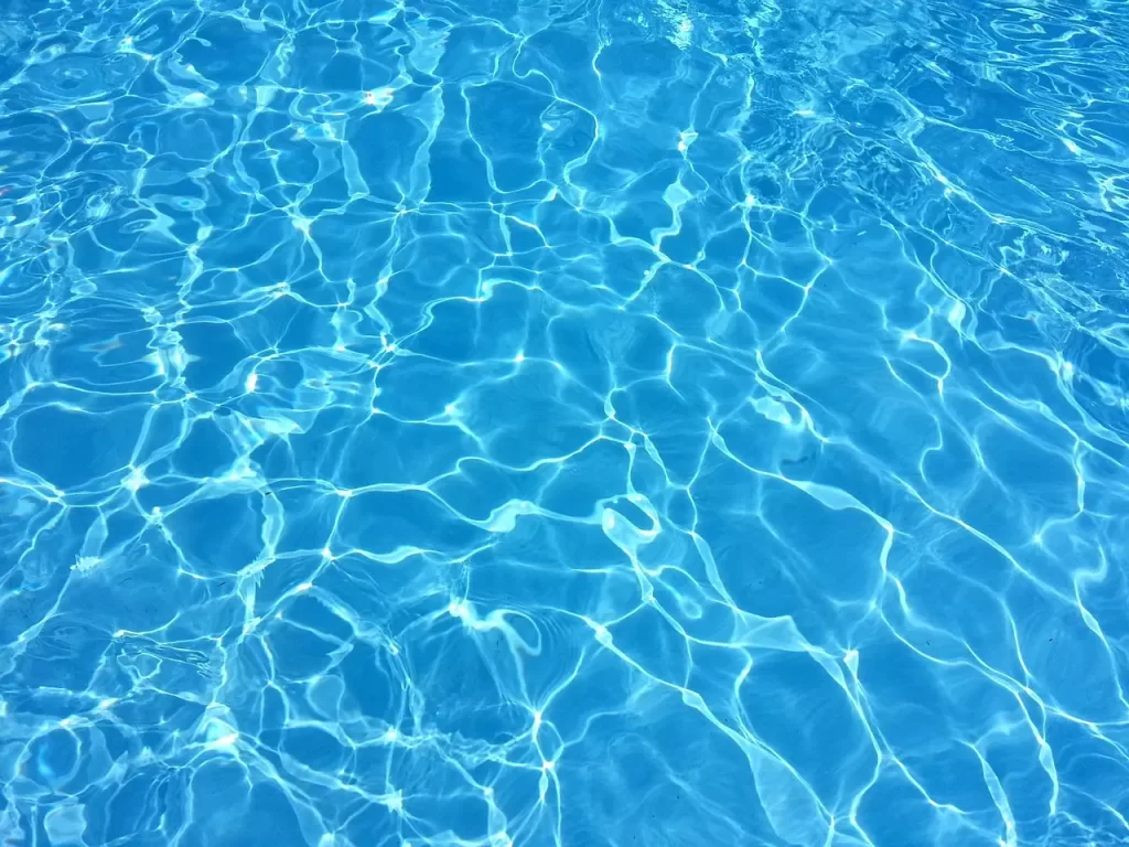Cómo bajar el PH de una piscina - agua cristalina
